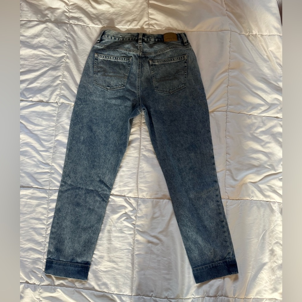 American Eagle Mom Jeans Size 4 Light Wash
High Rise